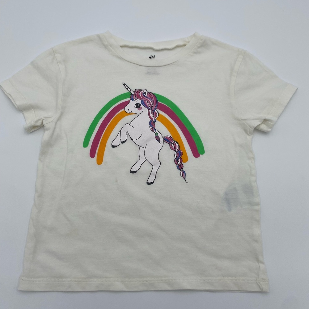 H&M Kids Unicorn Tee with Rainbow print. Ideal for everyday wear.